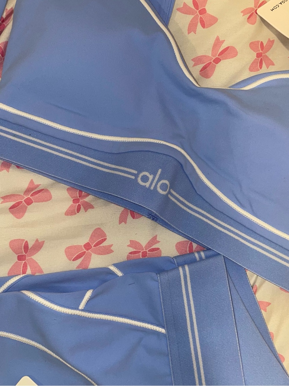 ALO Yoga Light Blue Sports Bra with White Trim - Picture 4 of 4